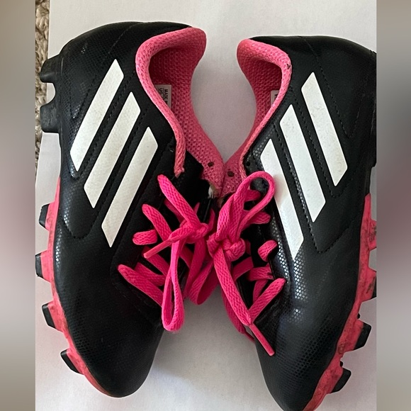 Adidas girls soccer cleats. - Picture 1 of 3